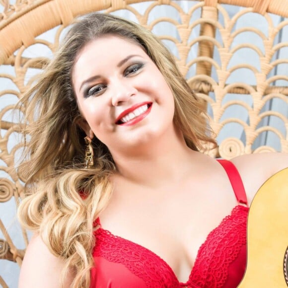 Marília Mendonça orientou plus size ao posar de lingerie: 'Seja fiel a você e se ame do jeitinho que você é'