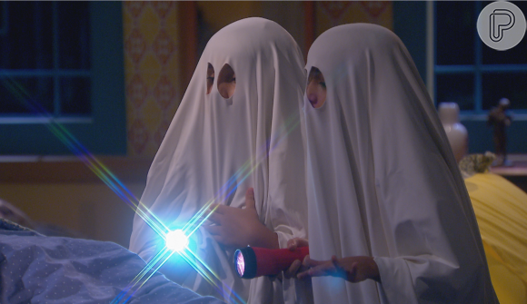 Frida (Sienna Belle) e Bárbara (Renata Randel) usam lençol branco com furo para deixar Dulce Maria (Lorena Queiroz) com medo, na novela 'Carinha de Anjo'