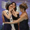 A Miss Rio de Janeiro Gabrielle Vilela recebe a coroa da Miss Brasil 2016, Beatrice Fontoura, e a faixa da atriz Suzy Rêgo