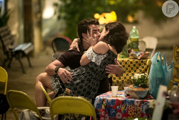 Júlio (Thiago Martins) e Cíntia (Bruna Spínola) se beijam, na novela 'Pega Pega'