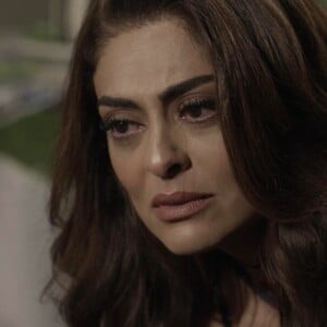 Bibi (Juliana Paes) pede que Silvana (Lilia Cabral) a esconda em sua casa, na novela 'A Força do Querer'