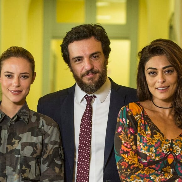 Bibi (Juliana Paes) descobre que Caio (rodrigo Lombardi) e Jeiza (Paolla Oliveira) estão namorando, na novela 'A Força do Querer', em 7 de setembro de 2017