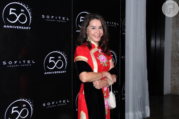 Lucélia Santos usa kimono florido em jantar, no Rio de Janeiro