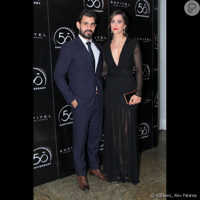 Juliano Cazarré e a mulher, Letícia Bastos, usaram looks elegantes para prestigiar jantar beneficente