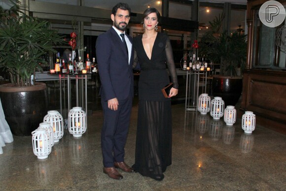 Juliano Cazarré e a mulher, Letícia Bastos, usaram looks elegantes para prestigiar jantar beneficente promivdo pelo Festival Varilux de Cinema Francês, no Rio de Janeiro, 14 de abril de 2014