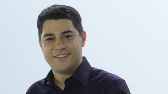 Evaristo Costa nega que será youtuber, mas interage na web e distribui gravatas