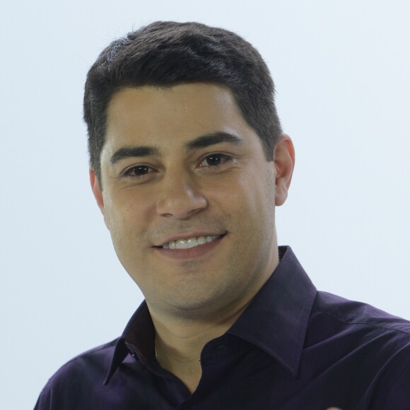 Evaristo Costa negou que será youtuber e divertiu web ao anunciar doação de gravatas