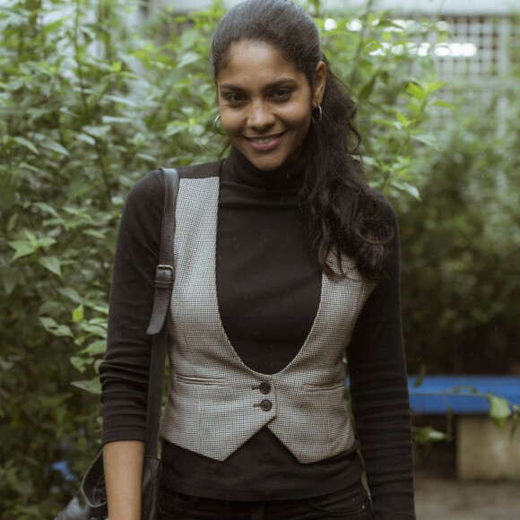 Atriz Barbara Reis aposta em chá verde, de hibisco e no suco verde antes da prática de exercícios para conseguir emagrecer