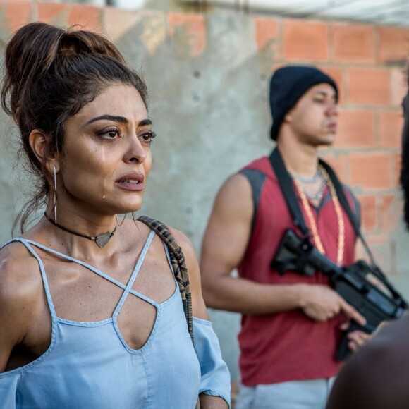 Bibi (Juliana Paes) chora e pede que Sabiá (Jonathan Azevedo) não a obrigue a matar ninguém, na novela 'A Força do Querer'