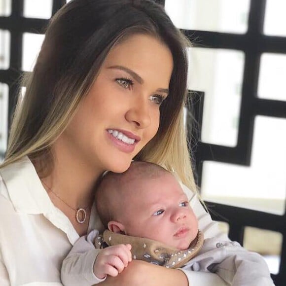 Andressa Suita desistiu de preservar o filho, Gabriel, e passou a exibi-lo nas redes sociais