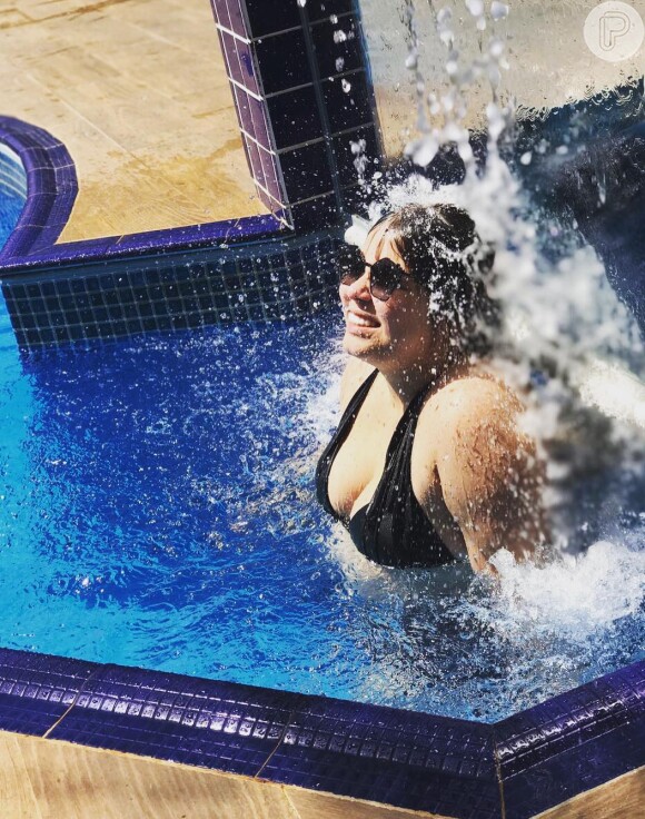 Marília Mendonça aproveitou folga na agenda de shows e postou foto de biquíni na piscina no Instagram nesta quarta-feira, 16 de agosto de 2017