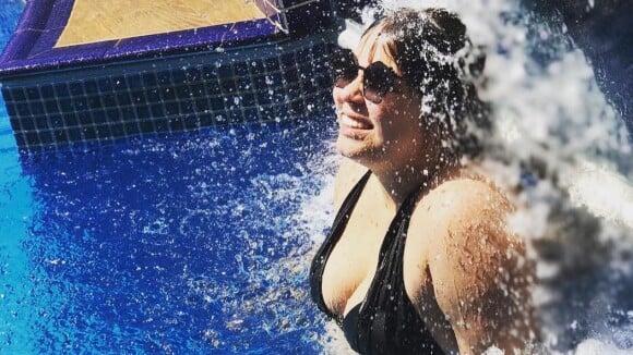 Solteira, Marília Mendonça publica foto de biquíni ao curtir piscina: 'Relax'