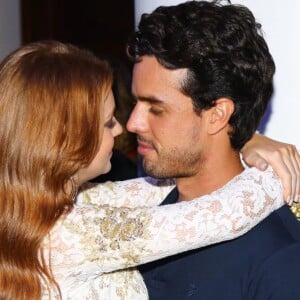 Marina Ruy Barbosa e Xandinho Negrão deram o primeiro beijo ao som de música de Paula Fernandes