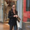 Mariana Rios usa bolsa da grife Chanel para fazer passeio no shopping