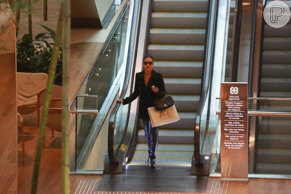 Mariana Rios passeia sozinha em shopping carioca