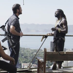 Sabiá (Jonathan Azevedo) manda Rubinho (Emílio Dantas) liderar seus 'soldados' e barrar a entrada da polícia na comunidade com rajadas de fuzis, na novela 'A Força do Querer'