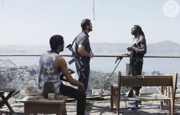 Sabiá (Jonathan Azevedo) manda Rubinho (Emílio Dantas) liderar seus 'soldados' e barrar a entrada da polícia na comunidade com rajadas de fuzis, na novela 'A Força do Querer'