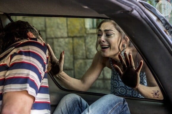 Bibi (Juliana Paes) se desespera ao ver o marido ser levado preso, e ferido, na novela 'A Força do Querer'