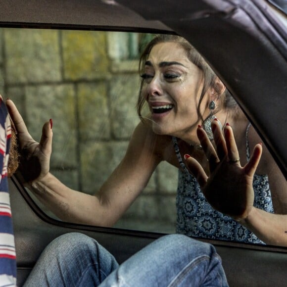 Bibi (Juliana Paes) se desespera ao ver o marido ser levado preso, e ferido, na novela 'A Força do Querer'