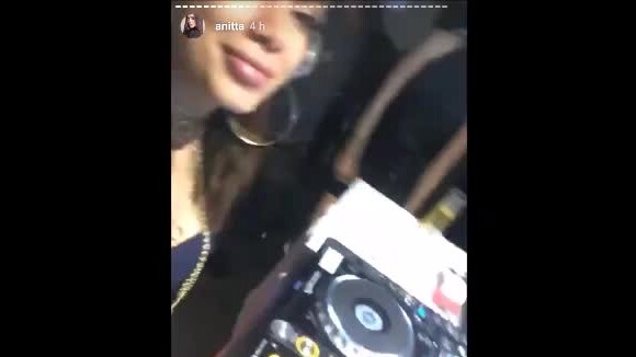 Famosos marcam presença em festa de Anitta, que banca a DJ no evento. Vídeo!