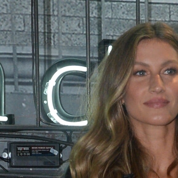 Gisele Bündchen estava com um look decotado no lançamento da Rosa Chá