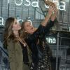 Gisele Bündchen e Camila Queiroz apostaram na mesma sandália de R$ 900 para o evento