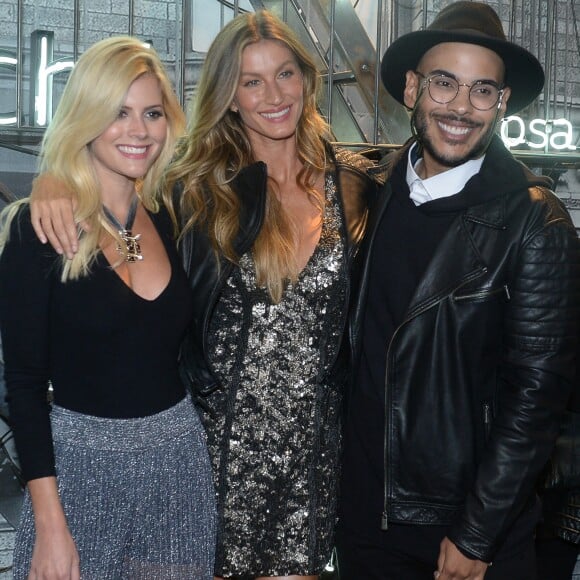 Gisele Bündchen posou com Lala Rudge e o blogueiro Hugo Glosso no evento de moda