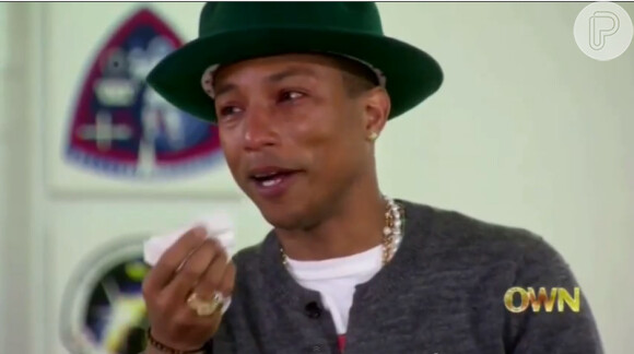 Pharrel Williams se emocionou ao ver um vídeo mostrando o sucesso da música 'Happy' durante entrevista ao programa de Oprah Winfrey