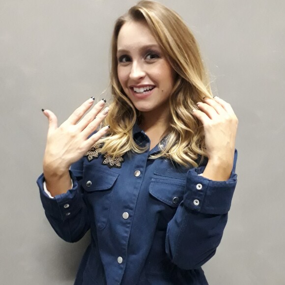 Carla Diaz sugeriu unhas decoradas para caracterizar a personagem Carina em 'A Força do Querer'