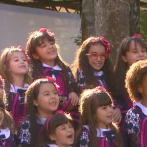 Com uma roupa especial para a ocasião, as crianças do colégio cantam em coral para o Padre Fábio de Melo, no capítulo que vai ao ar quarta-feira, dia 23 de agosto de 2017, na novela 'Carinha de Anjo'