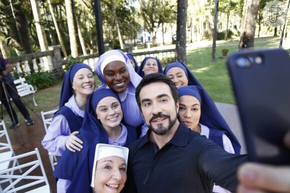 Padre Fábio de Melo elogia o coral das noviças e fala de sua relação com a música 'Jesus Cristo', que elas cantam na apresentação para o religioso, no capítulo que vai ao ar quinta-feira, dia 24 de agosto de 2017, na novela 'Carinha de Anjo'