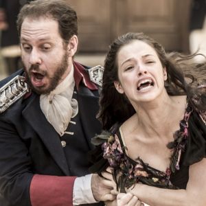 Felício (Bruce Gomlevsky) acorrenta Domitila (Agatha Moreira) na cama para impedi-la de ir atrás de Pedro (Caio Castro), na novela 'Novo Mundo', em 4 de setembro de 2017