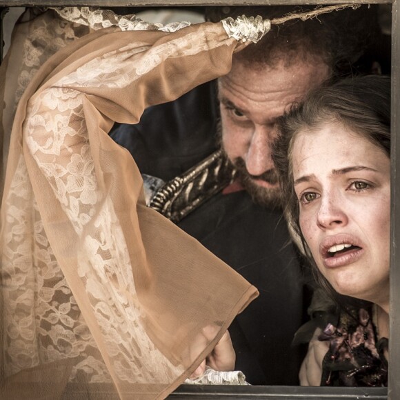 Felício (Bruce Gomlevsky) leva Domitila (Agatha Moreira) de volta para São Paulo, na novela 'Novo Mundo'