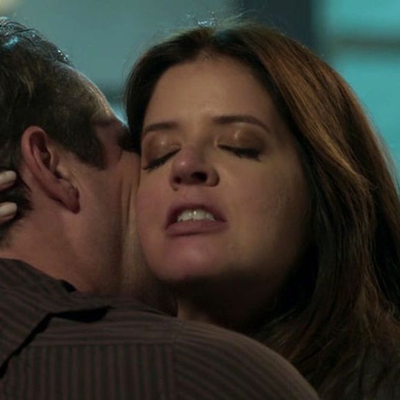 Malagueta (Marcelo Serrado) e Maria Pia (Mariana Santos) também tiveram uma noite de amor, na novela 'Pega Pega'