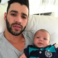 Gusttavo Lima posa com o filho, Gabriel, e fãs notam semelhança: 'A cara do pai'