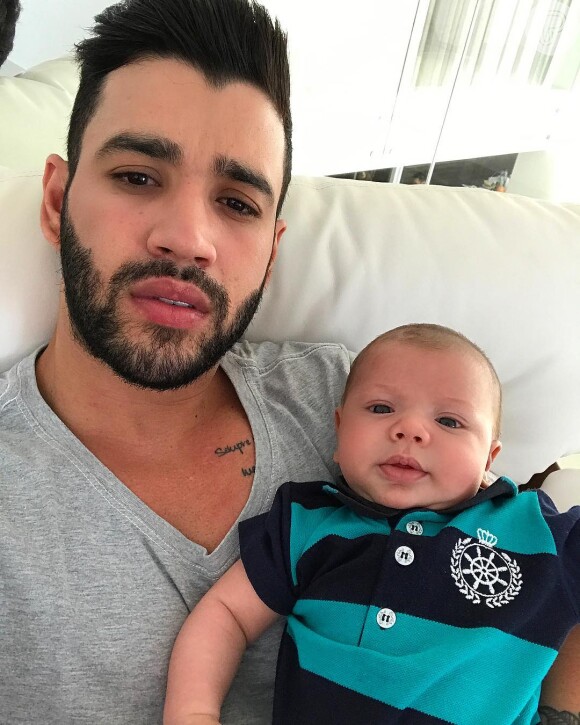 Gusttavo Lima posou com Gabriel e exibiu a semelhança com o filho no Instagram, na quinta-feira, 17 de agosto de 2017