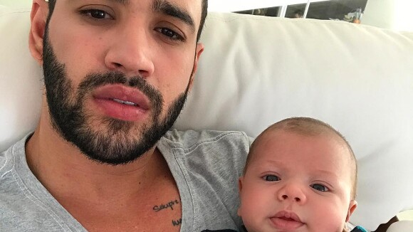 Gusttavo Lima posa com o filho, Gabriel, e fãs notam semelhança: 'A cara do pai'