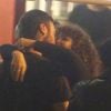 Emílio Dantas e a namorada, Fabiula Nascimento, trocaram beijos em barzinho na noite desta quinta-feira, 18 de agosto de 2017