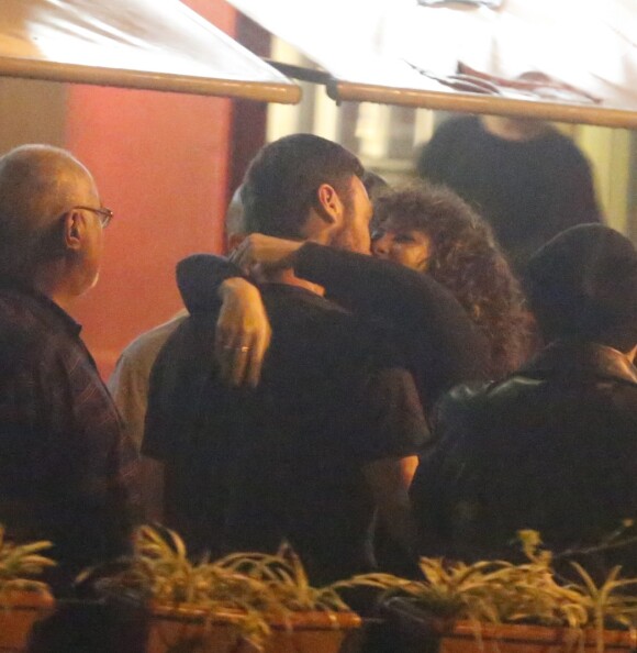 Emílio Dantas e a namorada, Fabiula Nascimento, trocaram beijos em barzinho na noite desta quinta-feira, 18 de agosto de 2017