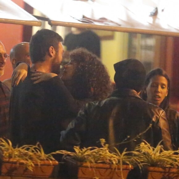 Emílio Dantas e Fabiula Nascimento trocaram carinhos em sushi bar, na noite desta quinta-feira, 17 de agosto de 2017, na Barra da Tijuca, Zona Oeste do Rio de Janeiro