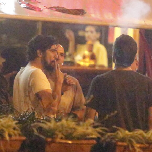 Emílio Dantas colocou o papo em dia com Renato Góes em sushi bar