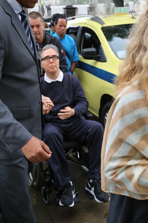 Flávio Silvino chegou de cadeira de rodas ao velório do pai, Paulo Silvino