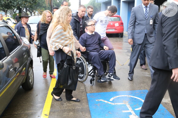 Flávio Silvino, de cadeira de rodas em virtude de acidente de carro sofrido em 1993, acompanhou velório do pai, o humorista Paulo Silvino