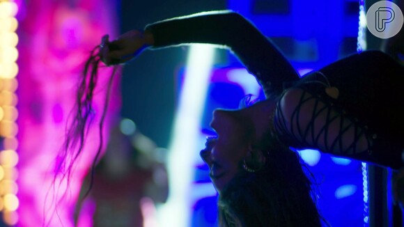 Bibi (Juliana Paes) arranca tufos de cabelo da 'novinha', em um dos embates, na novela 'A Força do Querer'