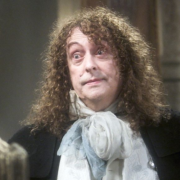 Sebastião (Roberto Cordovani) topa participar da farsa armada por Thomas (Gabriel Braga Nunes), na novela 'Novo Mundo'