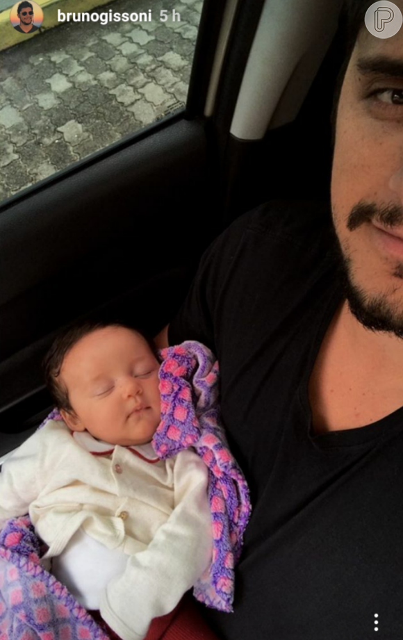 Bruno Gissoni comprovou sua semelhança com a filha, Madalena, de 2 meses
