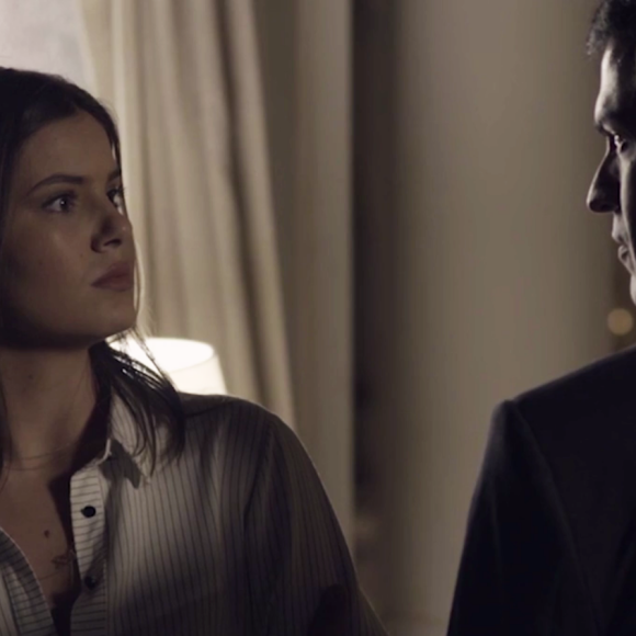 Luiza (Camila Queiroz) começa a investigar acidente da primeira mulher de Eric (Mateus Solano) às escondidas, e ele faz uma ligação suspeita para uma ex-babá de sua filha, na novela 'Pega Pega', a partir de 22 de agosto de 2017