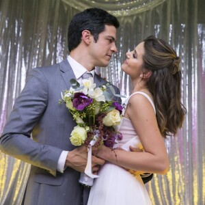 Eric (Mateus Solano) e Luiza (Camila Queiroz) se casam, na novela 'Pega Pega'