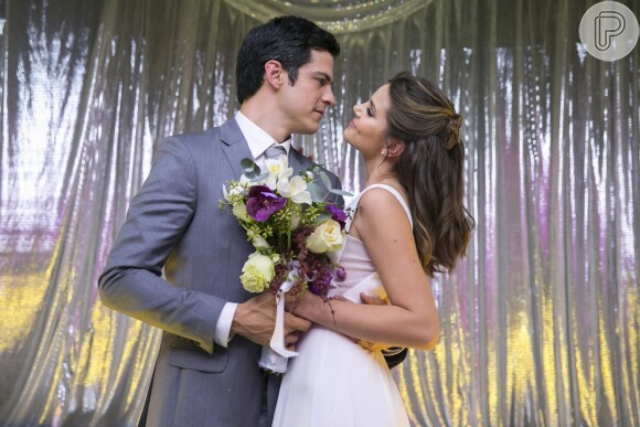Eric (Mateus Solano) e Luiza (Camila Queiroz) se casam, na novela 'Pega Pega'
