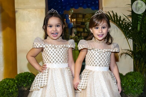 As gêmeas Natália Guimarães e Leandro, ex-KLB, usaram vestidos inspirados na princesa Bela